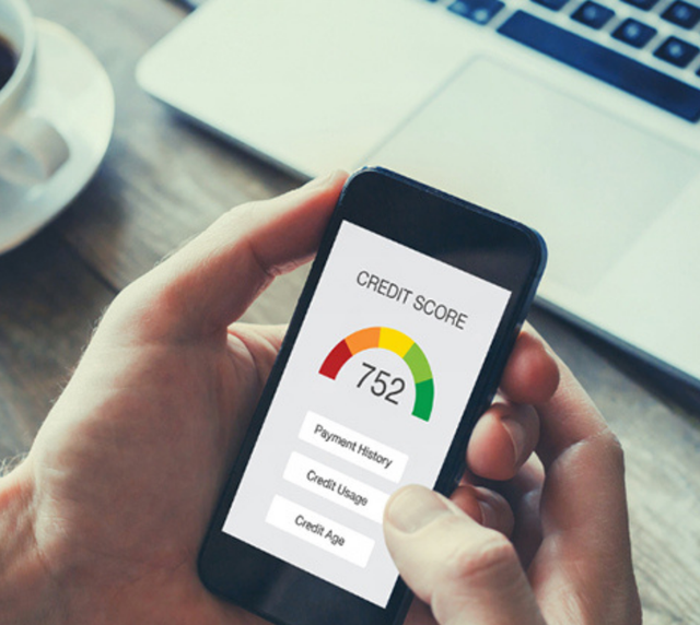 A phone showing a credit score of 752