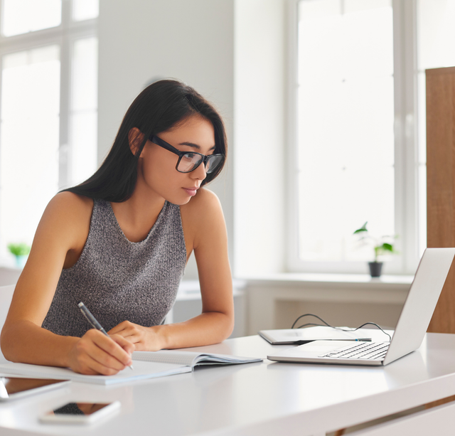 couple looking at a checklist on their computer