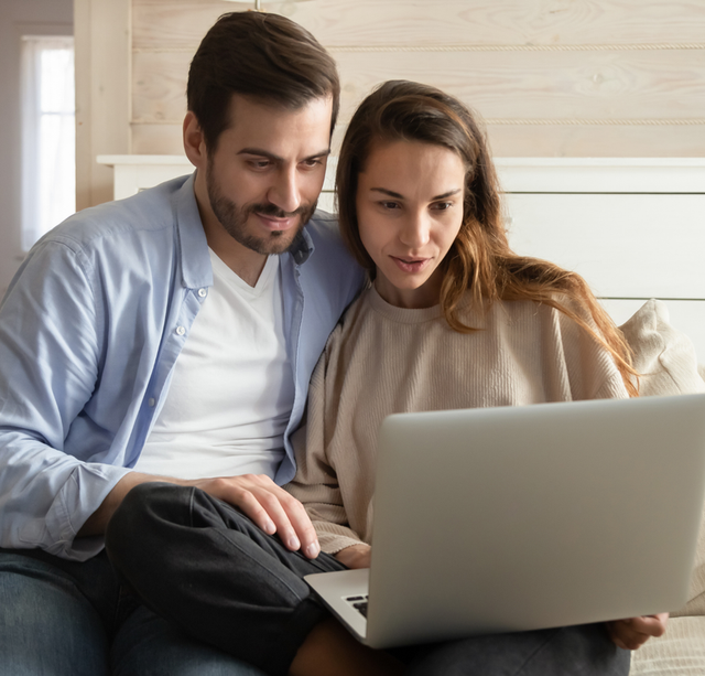 couple looking at a checklist on their computer